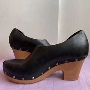 KORKS Arielle pump, black clog with wooden sole and silver grommets, 10 Womens